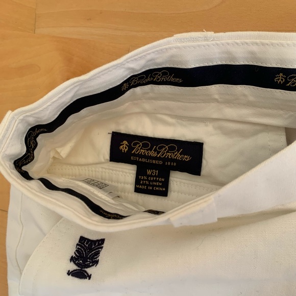 Brooks Brothers Men’s Embroidered White Shorts - Picture 3 of 4